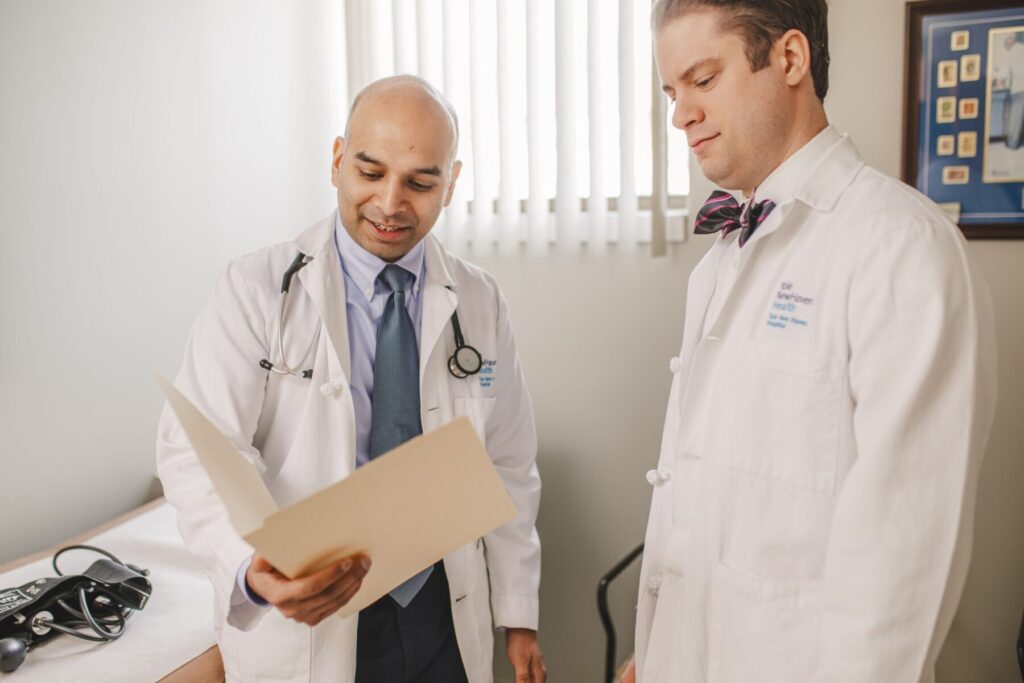 doctors in office having kidney conversation